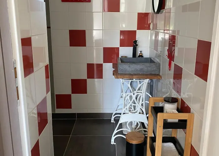 فندق مبيت وإفطار De La Pommeraie 3*